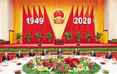 9月30日晚，國(guó)務(wù)院在北京人民大會(huì)堂舉行國(guó)慶招待會(huì)，熱烈慶祝中華人民共和國(guó)成立七十一周年。習(xí)近平、李克強(qiáng)、栗戰(zhàn)書、汪洋、王滬寧、趙樂(lè)際、韓正、王岐山等黨和國(guó)家領(lǐng)導(dǎo)人與中外人士歡聚一堂，共慶共和國(guó)華誕。  新華社記者 姚大偉 攝