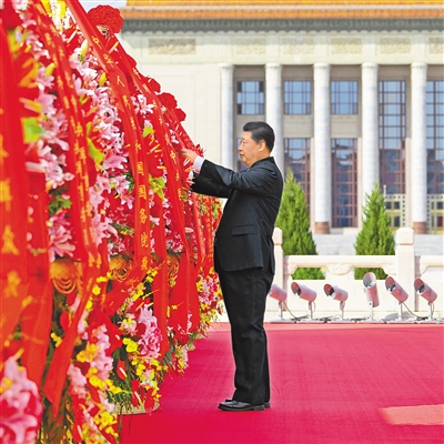 9月30日上午，黨和國(guó)家領(lǐng)導(dǎo)人習(xí)近平、李克強(qiáng)、栗戰(zhàn)書、汪洋、王滬寧、趙樂(lè)際、韓正、王岐山等來(lái)到北京天安門廣場(chǎng)，出席烈士紀(jì)念日向人民英雄敬獻(xiàn)花籃儀式。這是習(xí)近平整理花籃上的緞帶。  新華社記者 申宏 攝