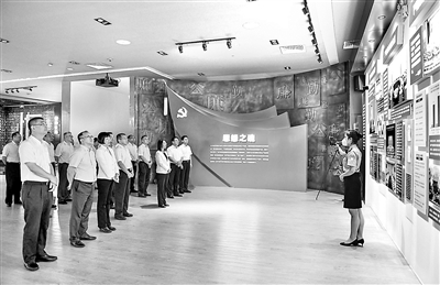 海南省?？谑腥涨敖M織900多名市管干部分批到海南省反腐倡廉警示教育基地參觀學(xué)習(xí)，筑牢黨員干部拒腐防變的思想防線。  王程龍 攝