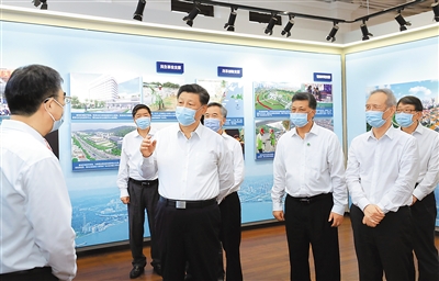 10月12日至13日，中共中央總書記、國家主席、中央軍委主席習(xí)近平在廣東考察。這是13日下午，習(xí)近平在汕頭市小公園開埠區(qū)汕頭開埠文化陳列館考察，了解汕頭開埠歷史、經(jīng)濟特區(qū)發(fā)展成就及下一步發(fā)展規(guī)劃情況。 新華社記者 鞠鵬 攝