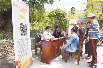 浙江省開化縣紀(jì)委監(jiān)委持續(xù)開展形式主義、官僚主義問(wèn)題專項(xiàng)整治，組織紀(jì)檢監(jiān)察干部深入全縣15個(gè)鄉(xiāng)鎮(zhèn)和相關(guān)行政村，點(diǎn)對(duì)點(diǎn)接受群眾現(xiàn)場(chǎng)咨詢舉報(bào)，嚴(yán)肅查處基層黨員干部不擔(dān)當(dāng)、不作為、亂作為、假作為等問(wèn)題，維護(hù)群眾切身利益。圖為該縣紀(jì)檢監(jiān)察干部在楊林鎮(zhèn)川南新村開展一線接訪。周志偉 攝