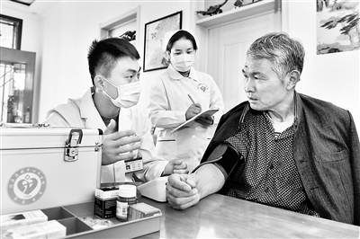 山東省棗莊市臺兒莊區(qū)實施高血壓、糖尿病“兩病”醫(yī)保報銷政策下沉，將醫(yī)保報銷由鎮(zhèn)級衛(wèi)生院延伸到村級衛(wèi)生室，并組織家庭醫(yī)生為行動不便群眾送醫(yī)送藥。圖為該區(qū)澗頭集鎮(zhèn)中心衛(wèi)生院醫(yī)生為群眾量血壓。 新華社記者 郭緒雷 攝