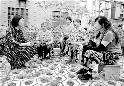 近日，浙江省湖州市長(zhǎng)興縣太湖街道開展“紅色志愿服務(wù)在身邊”活動(dòng)，引導(dǎo)街道內(nèi)各行各業(yè)的黨員志愿者組建基層治理“紅色志愿團(tuán)”，為群眾開展各類便民志愿服務(wù)。圖為太湖街道“紅色志愿團(tuán)”律師組成員胡?。ㄗ笠唬榇迕駛冮_展法律咨詢服務(wù)。 新華社記者 徐昱 攝