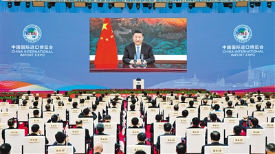 11月4日晚，第三屆中國(guó)國(guó)際進(jìn)口博覽會(huì)開(kāi)幕式在上海舉行，國(guó)家主席習(xí)近平以視頻方式發(fā)表主旨演講。  新華社記者 黃敬文 攝