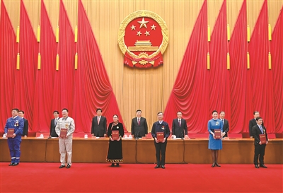 11月24日，全國勞動模范和先進工作者表彰大會在北京人民大會堂隆重舉行。這是習近平等黨和國家領導人向全國勞動模范和先進工作者代表頒發(fā)榮譽證書。 新華社記者 李學仁 攝