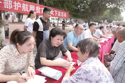 2020年7月23日，重慶市永川區(qū)紀委監(jiān)委組織開展“永川區(qū)紀檢監(jiān)察干部護航脫貧攻堅大下訪活動”。圖為參與接訪的工作人員在勝利路街道萬壽社區(qū)，現場接受群眾舉報投訴，解答群眾政策咨詢。  （圖片來源：視覺中國）
