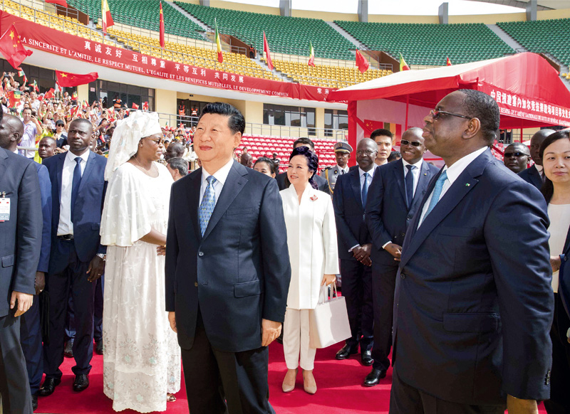 2018年7月22日，國(guó)家主席習(xí)近平在達(dá)喀爾同塞內(nèi)加爾總統(tǒng)薩勒共同出席塞內(nèi)加爾競(jìng)技摔跤場(chǎng)項(xiàng)目移交儀式。 新華社記者 王曄/攝