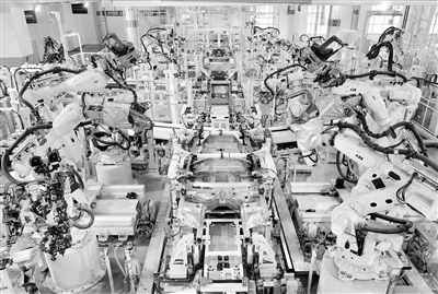 圖為一汽紅旗工廠的焊裝生產(chǎn)線，該生產(chǎn)線高度自動(dòng)化，可實(shí)現(xiàn)多種車型的柔性化生產(chǎn)。（資料圖片）