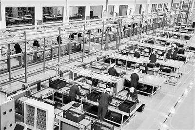 圖為浪潮集團(tuán)智慧工廠的柔性智能生產(chǎn)線。（資料圖片）