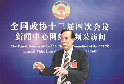 全國兩會期間，創(chuàng)新與科技是最受關(guān)注的議題之一，代表委員們建言獻(xiàn)策，為建設(shè)科技強(qiáng)國貢獻(xiàn)智慧力量。全國政協(xié)委員郝躍建議，“十四五”期間我國科技創(chuàng)新既要有從“0”到“1”的突破，也要有從樣品到產(chǎn)品的飛躍；既要加強(qiáng)基礎(chǔ)科學(xué)領(lǐng)域創(chuàng)新發(fā)展，也要加大科技成果轉(zhuǎn)化力度。新華社記者 劉開雄 攝