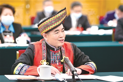 全國人大代表陳保善建議以科技創(chuàng)新推動特色產(chǎn)業(yè)發(fā)展。新華社記者 丁林 攝