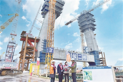 福建省閩侯縣紀委監(jiān)委干部深入該縣單體投資最大的民生工程施工現(xiàn)場了解情況。黃巧丹 攝