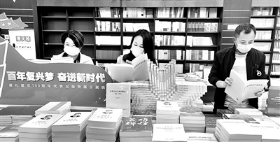 迎接建黨100周年重點(diǎn)讀物受讀者歡迎和關(guān)注。圖為3月17日，讀者在重慶巫山縣高唐街道一家書店“獻(xiàn)禮建黨100周年”優(yōu)秀出版物展示展銷專區(qū)選購黨史黨建書籍。 （圖片來源：人民視覺）