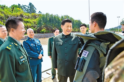 3月24日，中共中央總書記、國家主席、中央軍委主席習(xí)近平到武警第二機(jī)動總隊視察。這是習(xí)近平察看部隊訓(xùn)練情況。新華社記者 李剛 攝