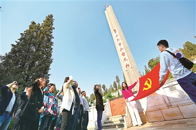 清明時(shí)節(jié)，云南省陸良縣紀(jì)委監(jiān)委組織機(jī)關(guān)黨員干部前往青山烈士陵園開展“學(xué)黨史、祭英烈”清明祭掃活動(dòng)。在革命烈士紀(jì)念碑前，全體人員舉起右拳，面對鮮紅的黨旗，重溫入黨誓詞。王勇 攝