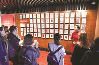 圖為群眾參觀(guān)中共二大會(huì)址紀(jì)念館黨章歷程廳。張亨偉 攝