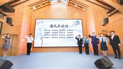浙江省杭州市蕭山區(qū)組織機(jī)關(guān)年輕干部成立青春倡廉宣講團(tuán)，在全區(qū)范圍內(nèi)開展評(píng)廉倡廉踐廉活動(dòng)，在廣大年輕干部中發(fā)出清廉聲音，幫助年輕干部扣好人生“第一粒扣子”。圖為青春倡廉團(tuán)成員代表宣讀“廉政承諾詞”。 攝影/傅春江（浙江省杭州市蕭山區(qū)紀(jì)委監(jiān)委干部）