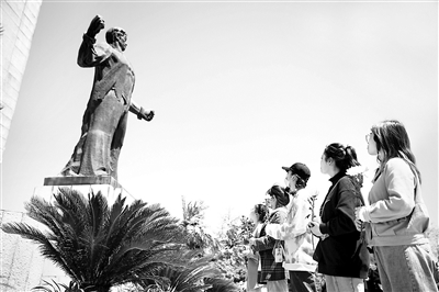 歷史是最好的教科書，紅色基因是最好的營養(yǎng)劑。在剛剛過去的清明節(jié)，許多地方開展祭奠、緬懷英烈活動，學(xué)史崇德、賡續(xù)精神。圖為4月4日，人們在江蘇省南京市雨花臺烈士紀(jì)念碑前寄托哀思。 （圖片來源：人民視覺）