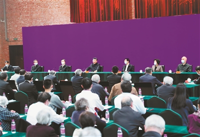 4月19日，在清華大學(xué)建校110周年校慶日即將來臨之際，中共中央總書記、國家主席、中央軍委主席習(xí)近平來到清華大學(xué)考察。這是習(xí)近平出席師生代表座談會(huì)并發(fā)表重要講話。 新華社記者 鞠鵬 攝