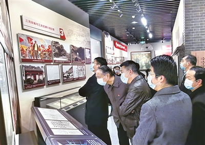 湖北省武漢市武昌區(qū)紀(jì)委監(jiān)委近日組織黨員干部到中國(guó)共產(chǎn)黨紀(jì)律建設(shè)歷史陳列館開展黨史學(xué)習(xí)教育活動(dòng)。圖為該區(qū)黨員干部觀看“三灣改編與三大紀(jì)律六項(xiàng)注意”展品。李國(guó)濤 攝