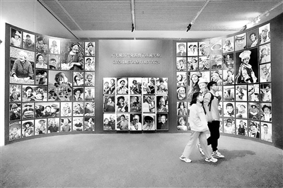 在迎來中國共產(chǎn)黨成立100周年的重要時刻，我國脫貧攻堅戰(zhàn)取得全面勝利，創(chuàng)造了又一個彪炳史冊的人間奇跡。圖為近日，觀眾在中國國家博物館觀看“希望的田野——脫貧攻堅共享小康全國攝影展”，該展覽通過近180幅攝影作品，生動記錄了脫貧攻堅取得的偉大成就。 （圖片來源：視覺中國）