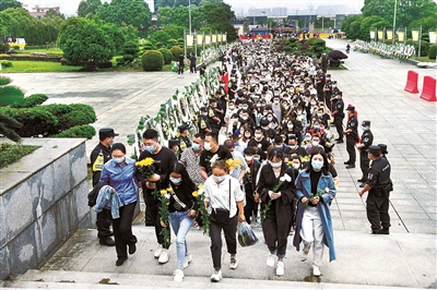 5月24日，公眾前往明陽山殯儀館送別袁隆平院士。中新社記者 楊華峰 攝