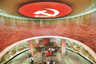 開展黨史學(xué)習(xí)教育是中國共產(chǎn)黨人守初心、擔(dān)使命的重要途徑，是黨性修養(yǎng)的必修課。圖為近日，黨員群眾走進(jìn)浙江嘉興南湖革命紀(jì)念館，重溫建黨初心。  （圖片來源：人民視覺）