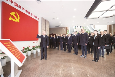 重慶市渝中區(qū)紀(jì)檢監(jiān)察干部近日前往紅巖村52號，學(xué)習(xí)紅巖精神，重溫入黨誓詞，堅定理想信仰。王歡 攝