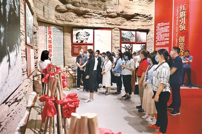 河南省紀委監(jiān)委組織紀檢監(jiān)察干部走進紅旗渠紀念館，感受共產(chǎn)黨領(lǐng)導(dǎo)下的林縣人民修建紅旗渠的偉大奇跡。 衛(wèi)宇瑤 攝