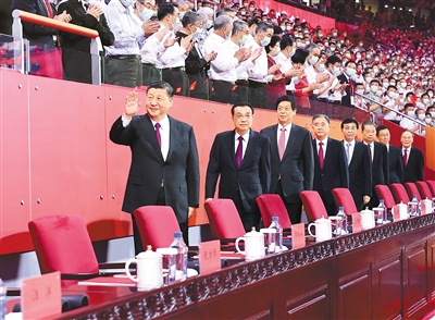 6月28日晚，慶祝中國(guó)共產(chǎn)黨成立100周年文藝演出《偉大征程》在國(guó)家體育場(chǎng)盛大舉行。習(xí)近平、李克強(qiáng)、栗戰(zhàn)書(shū)、汪洋、王滬寧、趙樂(lè)際、韓正、王岐山等黨和國(guó)家領(lǐng)導(dǎo)人，同約2萬(wàn)名觀眾一起觀看演出。新華社記者 鞠鵬 攝