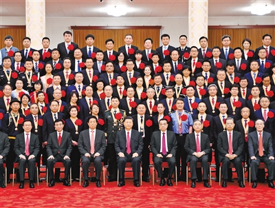 6月29日，慶祝中國(guó)共產(chǎn)黨成立100周年“七一勛章”頒授儀式在北京人民大會(huì)堂金色大廳隆重舉行。習(xí)近平等領(lǐng)導(dǎo)同志在頒授儀式前會(huì)見全國(guó)“兩優(yōu)一先”表彰對(duì)象。新華社記者 申宏 攝