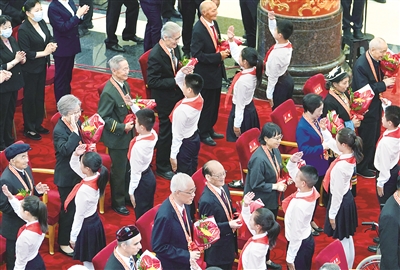 6月29日，慶祝中國共產(chǎn)黨成立100周年“七一勛章”頒授儀式在北京人民大會(huì)堂金色大廳隆重舉行。圖為少先隊(duì)員向勛章獲得者獻(xiàn)花，敬禮致意。新華社記者 高潔 攝