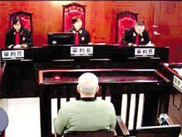 57歲的王小東滿頭白發(fā)