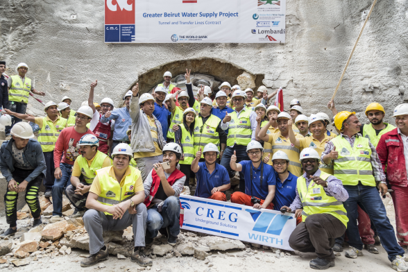 中央八項(xiàng)規(guī)定出臺(tái)后,企業(yè)少了許多無(wú)謂的應(yīng)酬,騰出了更多的精力去抓好產(chǎn)品質(zhì)量,技術(shù)升級(jí),靠硬本領(lǐng)來(lái)參與市場(chǎng)競(jìng)爭(zhēng),中央強(qiáng)力正風(fēng)反腐,推動(dòng)簡(jiǎn)政放權(quán),強(qiáng)調(diào)要打通政府與企業(yè)交往的