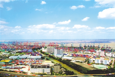 不忘初心,砥礪奮進(jìn),團(tuán)結(jié)帶領(lǐng)全黨全軍全國(guó)各族人民,堅(jiān)持和發(fā)展中國(guó)特色社會(huì)主義,以巨大的政治勇氣和強(qiáng)烈的責(zé)任擔(dān)當(dāng),統(tǒng)籌推進(jìn)