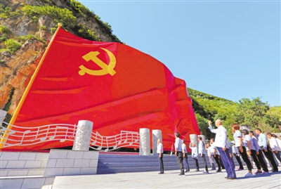 不忘初心,砥礪奮進(jìn),團(tuán)結(jié)帶領(lǐng)全黨全軍全國(guó)各族人民,堅(jiān)持和發(fā)展中國(guó)特色社會(huì)主義,以巨大的政治勇氣和強(qiáng)烈的責(zé)任擔(dān)當(dāng),統(tǒng)籌推進(jìn)