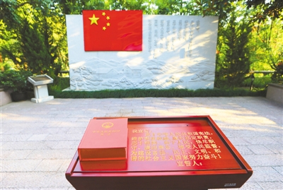 不忘初心,砥礪奮進(jìn),團(tuán)結(jié)帶領(lǐng)全黨全軍全國(guó)各族人民,堅(jiān)持和發(fā)展中國(guó)特色社會(huì)主義,以巨大的政治勇氣和強(qiáng)烈的責(zé)任擔(dān)當(dāng),統(tǒng)籌推進(jìn)