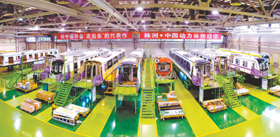 不忘初心,砥礪奮進(jìn),團(tuán)結(jié)帶領(lǐng)全黨全軍全國(guó)各族人民,堅(jiān)持和發(fā)展中國(guó)特色社會(huì)主義,以巨大的政治勇氣和強(qiáng)烈的責(zé)任擔(dān)當(dāng),統(tǒng)籌推進(jìn)