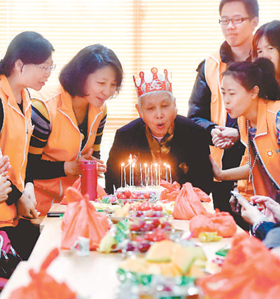 不忘初心,砥礪奮進(jìn),團(tuán)結(jié)帶領(lǐng)全黨全軍全國(guó)各族人民,堅(jiān)持和發(fā)展中國(guó)特色社會(huì)主義,以巨大的政治勇氣和強(qiáng)烈的責(zé)任擔(dān)當(dāng),統(tǒng)籌推進(jìn)