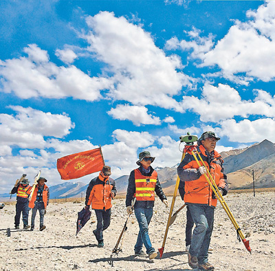 我國(guó)新一代國(guó)家測(cè)繪基準(zhǔn)體系，具備高精度、三維、動(dòng)態(tài)、陸海統(tǒng)一以及幾何基準(zhǔn)與物理基準(zhǔn)一體的特點(diǎn)。圖為測(cè)繪地理信息工作者在西藏?zé)o人區(qū)進(jìn)行高等級(jí)水準(zhǔn)測(cè)量