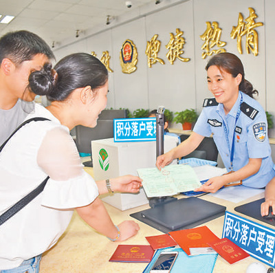 推動(dòng)全球經(jīng)濟(jì)可持續(xù)發(fā)展的中國(guó)方案，體現(xiàn)了完善全球治理體系、促進(jìn)世界和平發(fā)展的中國(guó)擔(dān)當(dāng)