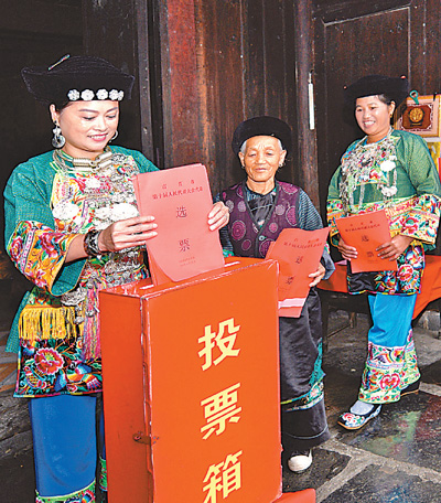 黨的十八屆六中全會(huì)明確習(xí)近平同志為黨中央的核心,全黨的核心,反映了全黨的共同意志,反映了全黨全軍全國(guó)各族人民的共同心愿