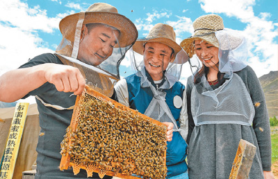 黨的十八屆六中全會(huì)明確習(xí)近平同志為黨中央的核心,全黨的核心,反映了全黨的共同意志,反映了全黨全軍全國(guó)各族人民的共同心愿