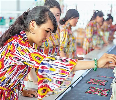 黨的十八屆六中全會(huì)明確習(xí)近平同志為黨中央的核心,全黨的核心,反映了全黨的共同意志,反映了全黨全軍全國(guó)各族人民的共同心愿