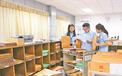 黨的十八屆六中全會(huì)明確習(xí)近平同志為黨中央的核心,全黨的核心,反映了全黨的共同意志,反映了全黨全軍全國(guó)各族人民的共同心愿