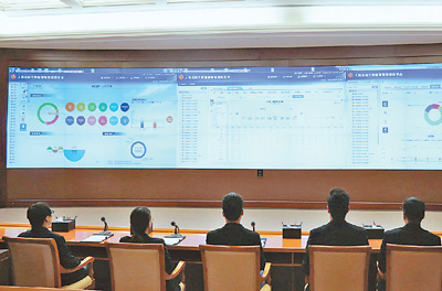 黨的十八屆六中全會(huì)明確習(xí)近平同志為黨中央的核心,全黨的核心,反映了全黨的共同意志,反映了全黨全軍全國(guó)各族人民的共同心愿