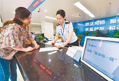 黨的十八屆六中全會(huì)明確習(xí)近平同志為黨中央的核心,全黨的核心,反映了全黨的共同意志,反映了全黨全軍全國(guó)各族人民的共同心愿