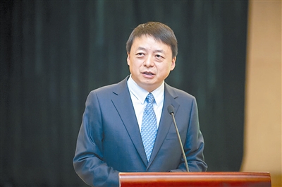 馬懷德，中國(guó)政法大學(xué)副校長(zhǎng)，中國(guó)行政法學(xué)研究會(huì)會(huì)長(zhǎng)，中央紀(jì)委監(jiān)察部特邀監(jiān)察員。