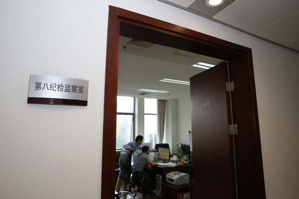 處,室兩級會議集體研究問題線索,把第一種形態(tài)落到實處,函詢沒說清楚的轉(zhuǎn)為談話,一次談話不到位的再次談話,把握政策和策略,積極運用其它形態(tài),2016年以來黨風(fēng)廉政意見回復(fù)工作中,對5人提出了不宜使用或暫緩提拔使用的建議,深化