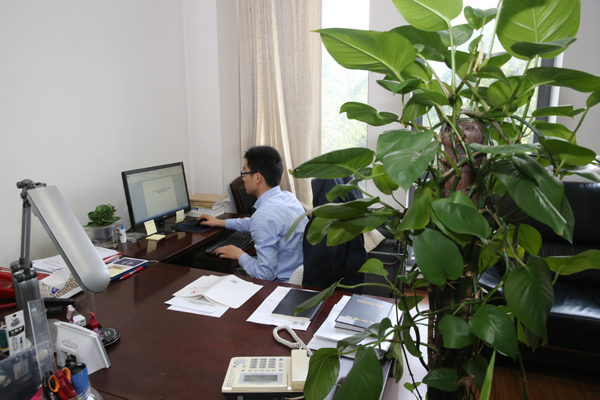 處,室兩級會議集體研究問題線索,把第一種形態(tài)落到實處,函詢沒說清楚的轉(zhuǎn)為談話,一次談話不到位的再次談話,把握政策和策略,積極運用其它形態(tài),2016年以來黨風(fēng)廉政意見回復(fù)工作中,對5人提出了不宜使用或暫緩提拔使用的建議,深化